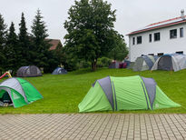 Die Familien zelten und trotzen dem Wetter